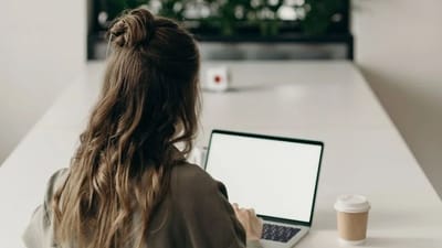 જ્યારે પણ કરિયર (Career) બનાવવાની વાત આવે છે ત્યારે મેડિકલ, એન્જિનિયરિંગ અથવા શિક્ષણ જેવા ક્ષેત્રોનું નામ આવે છે. આમાં લોકોની સંખ્યા એટલી છે કે, મોટી સંખ્યામાં યુવાનો રોજગારથી વંચિત રહે છે. જો તમે કંઇક અલગ કરવાનું વિચારી રહ્યા છો, તો ઓફબીટ કારકિર્દી (Most Offbeat Career Choices) એ એક શ્રેષ્ઠ વિકલ્પ છે. તે ખાસ કરીને વિદ્યાર્થીઓ માટે વધુ સારું માનવામાં આવે છે, જે વિદ્યાર્થીઓ ભણવાને કંટાળાજનક સમજે છે અને કંઈક રસપ્રદ કરવા માંગે છે તેઑ આ વિકલ્પ પસંદ કરી શકે છે.