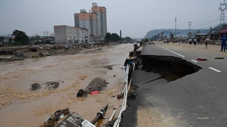 પૂરના કારણે સબવે સ્ટેશનો છલકાઇ જતા 12 લોકોના મોત અને પાંચ લોકો ઘાયલ થયા હતા. મંગળવારે રાત્રે ઝડપથી વધી રહેલા પૂરનું પાણી સબવે ટ્રેનમાં ઘુસી ગયું હતું, જેના કારણે મુસાફરો મોતને ભેટ્યા હતા. દિવાલ ધરાશાયી થતાં અન્ય બે લોકોના મોત (China Floods Latest News) થયા. ચીનના સોશ્યલ મીડિયા પર પોસ્ટ કરાયેલા વિડીયોમાં એવું જોવા મળી રહ્યું છે કે પૂરનું પાણી ટ્રેનમાં ફસાયેલા મુસાફરોના ગળા સુધી પહોંચી ગયું છે અને ગભરાઈ ગયેલા મુસાફરો હેન્ડલબારને પકડીને મદદની રાહ જોઈ રહ્યા છે.