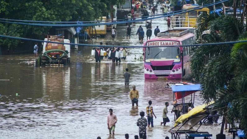 Maharashtra Flood: મહારાષ્ટ્રમાં અત્યાર સુધીમાં 1700 કરોડનું નુક્શાન, 469 રસ્તા બંધ, 800 પૂલ પાણીમાં ગરકાવ