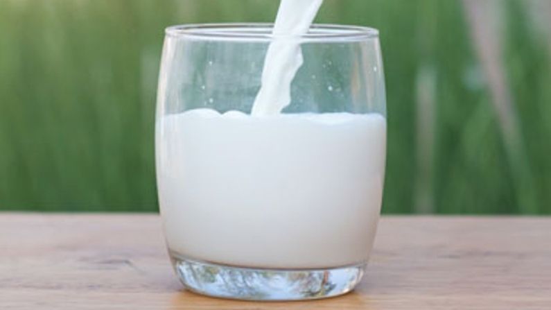 Milk : દુધ ગરમ કરવામાં મોડું થાય અને દુધ ફાટી જાય છે તો, અપનાવો આ સરળ રીત
