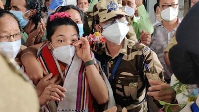 ઓલિમ્પિકમાં વેટલિફ્ટિંગમાં સિલ્વર મેડલ જીતનારી મીરાબાઈ ચાનુ 27 જુલાઈના રોજ મણિપુર તેમના ઘરે પહોંચી હતી. આ દરમિયાન તે એરપોર્ટ પર માતાને મળતા જ આંખમાં આસું આવ્યા હતા. એરપોર્ટ પર મીરાબાઈ ચાનુની એક ઝલક જોવા માટે મોટી સંખ્યામાં લોકોની સાથે મીડિયાકર્મીઓ પણ હાજર હતા.  