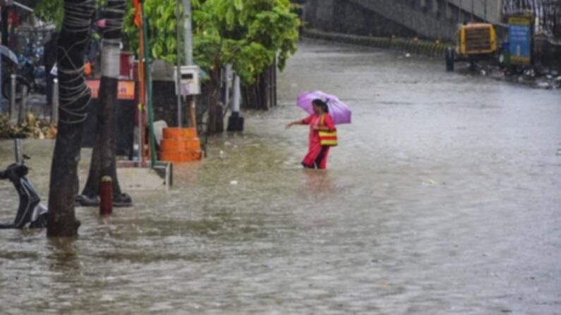 Mumbai Rain: ભારે વરસાદને કારણે માયાનગરીના બેહાલ, અનેક વિસ્તારોમાં જાહેર કરાયું રેડ એલર્ટ