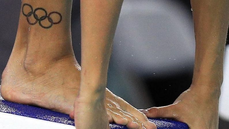 એક મહિલા સ્વિમરે તેના પગ પર ઓલિમ્પિક રિંગનું ટેટૂ બનાવ્યુ છે. તસ્વીર પૂલમાં જમ્પ કર્યા પહેલા જ લેવામાં આવી છે.