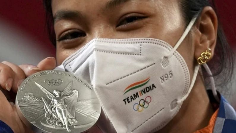ભારતને ટોક્યો ઓલિમ્પિકમાં પ્રથમ મેડલ અપાવનારી મીરાબાઈ ચાનૂ (Mirabai Chanu)એ ઓલિમ્પિક ડિઝાઇનવાળી કાનની એરિંગ્સ પહેરી છે. તે એરિંગ્સ તેની માતાએ આપી હતી. હવે ચાનુને ઓલિમ્પિકમાં સિલ્વર મેડલ જીતાડીને ઈતિહાસ રચ્યો છે.