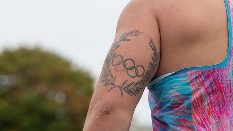 આ શોટપુટ ખેલાડીએ પોતાના બાવળા પર ઓલિમ્પિક રિંગનું સપ્તરંગી ટેટૂ બનાવ્યુ છે. 