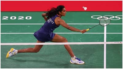 Tokyo Olympics: કોર્ટમાં પતંગિયાની જેમ ફરતી અને હરીફને હંફાવી દેતી બેડમિન્ટન સ્ટાર પીવી સિંધુ, આજે ક્વાર્ટર ફાઇનલ