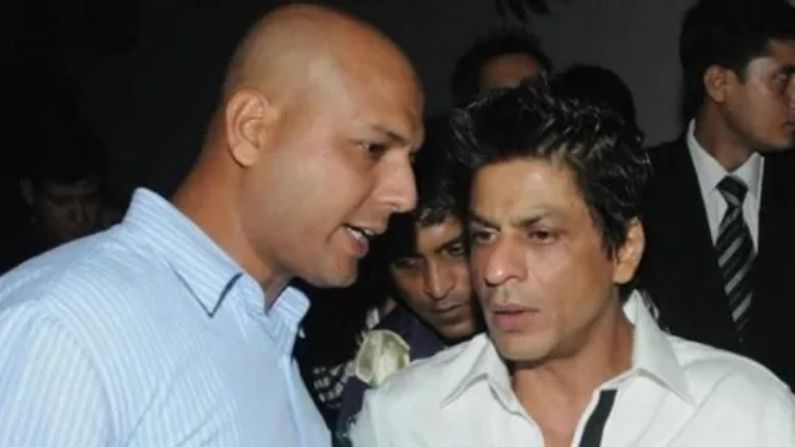 શાહરૂખ ખાનના (Shah Rukh Khan) બોડીગાર્ડ રવિ સિંહ દરેક સમયે SRK સાથે જ રહે છે. મીડિયા અહેવાલોનું માનીએ તો દર વર્ષે રવિ સિંહને (Ravi Singh) શાહરૂખ 2-3 કરોડ રૂપિયા ચૂકવે છે. રવિ સિંહ બોલીવુડમાં સૌથી વધુ કમાણી કરતા બોડીગાર્ડ માનવામાં આવે છે.