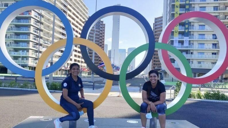 ટોક્યો ઓલિંમ્પિક (Tokyo Olympics) રમતો શરૂ થવાને આડે હવે ત્રણ દિવસ રહ્યા છે. વિશ્વના દિગ્ગજ ખેલાડીઓ આ માટે જાપાનની રાજધાની પહોંચી ચૂક્યા છે. આ વખતનો રમતોનો મહાકુંભ ટોક્યોમાં યોજાનાર છે. ટોક્યો ઓલિંમ્પિક માટે ભારતીય ખેલાડી પણ પહોંચી ચૂક્યા છે. જ્યાં પરિસ્થિતિને અનુકૂળ થવા ખેલાડીઓ પ્રયાસ કરી રહ્યા છે. તેમજ ટ્રેનિંગ પણ કરી રહ્યાં છે. ખેલાડીઓના ટોક્યો પહોંચવાની સાથે ઓલિંમ્પિક વિલેજની તસવીરો પણ સામે આવી રહી છે. આ તસવીરોમાં ઓલિમ્પિક વિલેજ ની ભવ્યતા અને સુવિધાઓ નજર આવી રહી છે. તસવીરમાં ભારતીય ટીમ સદસ્ય સુમા શિરૂર જોવા મળી રહી છે.