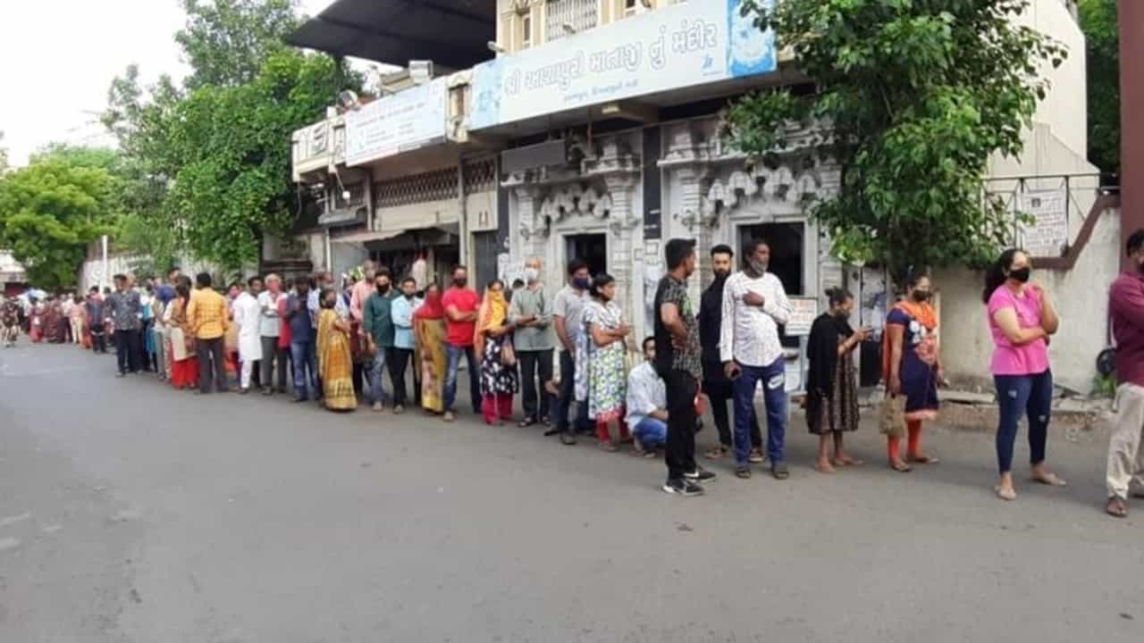 Surat: જો તમે મંગળવારે વેક્સિન લેવા જવાનો વિચાર કરતા હોવ તો આ સમાચાર જરૂર વાંચજો