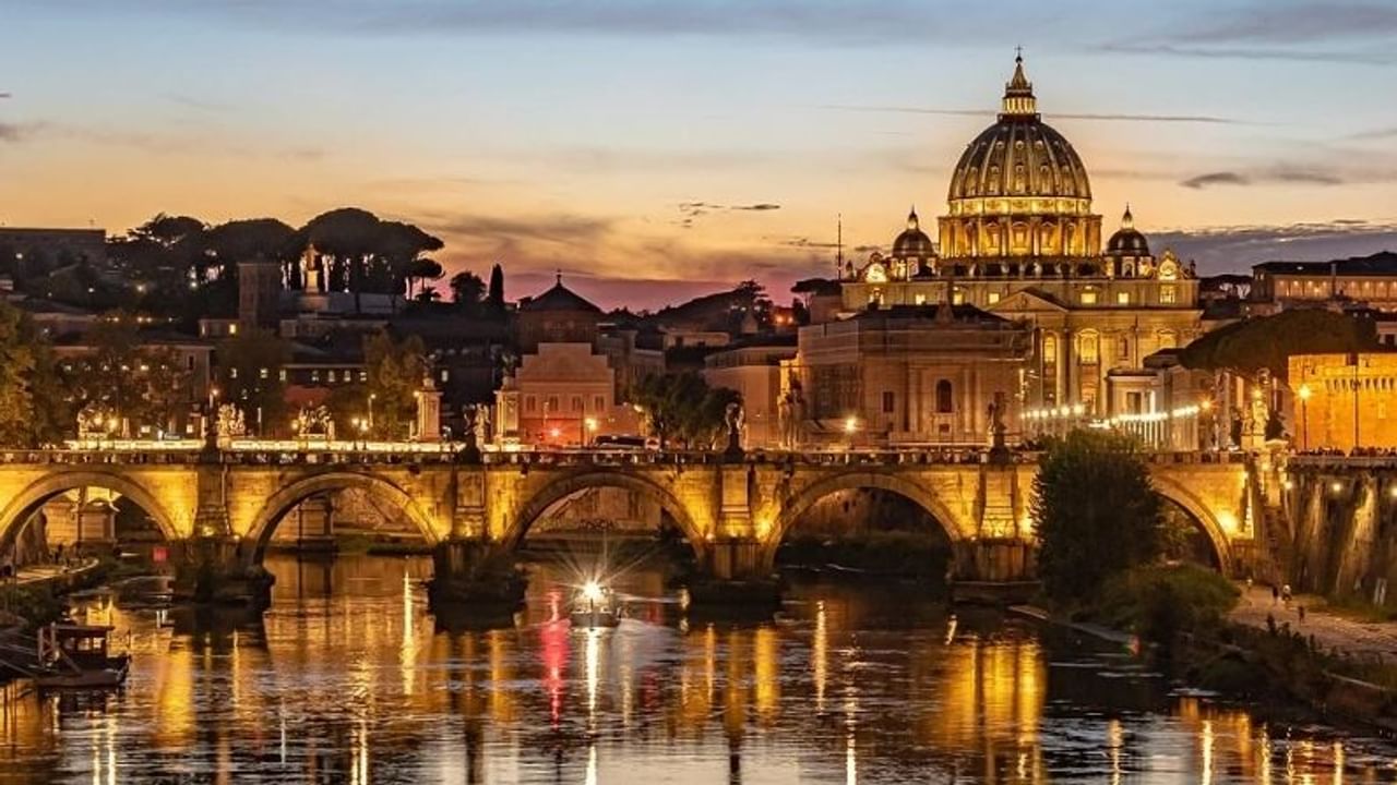 Vatican City - વેટિકન સિટી : અહીં ફક્ત 801 લોકો રહે છે. આ દેશનું  ક્ષેત્રફળ ફક્ત 0.44 ચોરસ માઇલ છે. અહીં મહિલાઓની સંખ્યા ઘણી ઓછી છે. ત્યાં કોઈ નાઇટક્લબો અને બાર પણ નથી. તેને વિશ્વનો સૌથી ઓછી વસ્તી ધરાવતો દેશ કહેવામાં આવે છે. આ દેશની પોતાની સેના પણ છે.