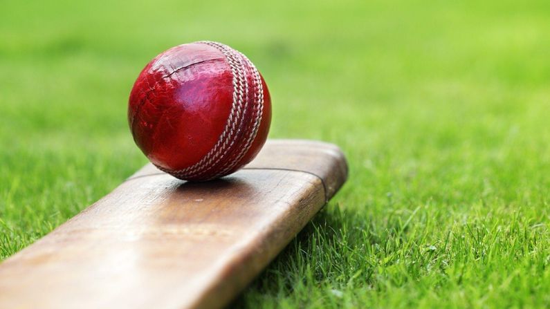 Cricket: ભારતીય ક્રિકેટરને મેદાનમાં યુવતીએ દોડીને કિસ કરી લીધી, જે ફેમસ ચોકલેટ બ્રાન્ડને ફળી ગયુ