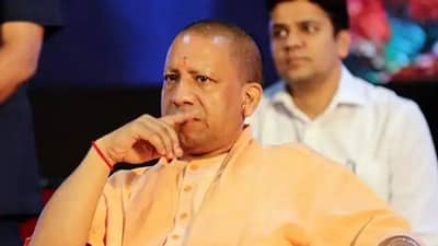 Uttar Pradesh: યોગી સરકારના બાબુઓ નહીં કરી શકે બિઝનેસ ક્લાસમાં હવાઈ યાત્રા, નવી ગાડીઓ લેવા પર પણ રોક