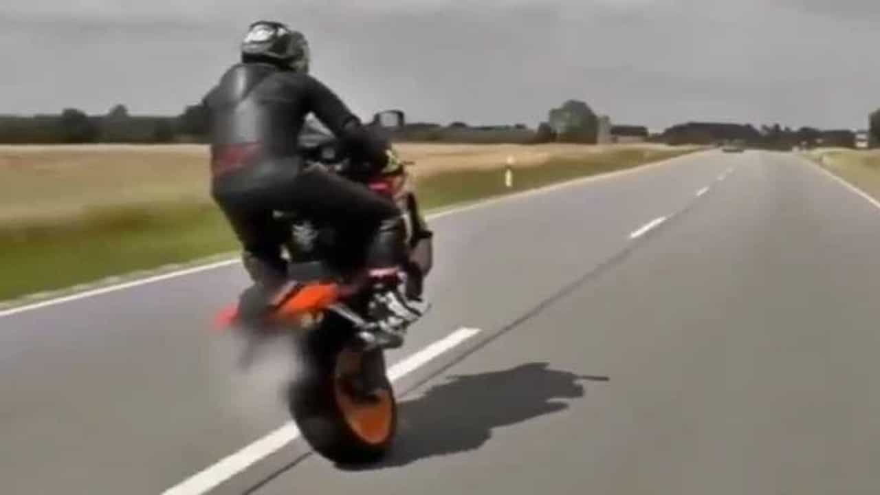 સ્પીડમાં બાઈક પર સ્ટંટ દેખાડી રહ્યો હતો વ્યક્તિ, અચાનક બગડ્યુ બેલેન્સ જુઓ પછી શું થયુ