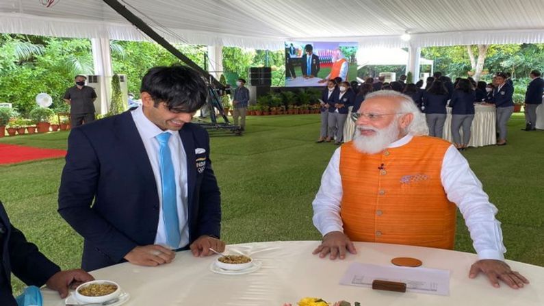 PM મોદીએ ગોલ્ડન બોય નીરજ ચોપડાને ચૂરમા લાડુ ખવડાવ્યા હતા. નીરજ ચોપરા ટોક્યો ઓલિમ્પિકમાં જૈવલિન થ્રોમાં ગોલ્ડ મેડાલીસ્ટ છે. (NaMo App Photo)
