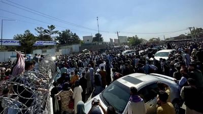 
સોશિયલ મીડિયા પર બહાર પાડવામાં આવેલી તસવીરોમાં તે દેખાય છે કે કેવી રીતે લોકો કાબુલથી બહાર નીકળવાની ઉતાવળમાં છે. વિમાનમાં મોટી સંખ્યામાં લોકો ચડતા જોવા મળ્યા છે. મળતી માહિતી મુજબ, અહીંના આંતરરાષ્ટ્રીય એરપોર્ટ પર અફઘાન લોકોની ભીડને કારણે પરિસ્થિતિ એટલી ખરાબ થઈ ગઈ કે ભીડને વિખેરવા માટે એરપોર્ટની સંભાળ રાખતા અમેરિકન સૈનિકોને હવામાં ફાયરિંગ કરવું પડ્યું.