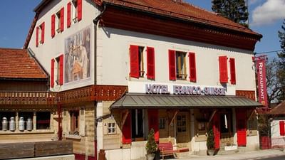 વિશ્વભરમાં એવી ઘણી હોટલો છે, જે તેમની ખાસ વિશેષતાને આધારે આકર્ષણનું કેન્દ્ર બનતી હોય છે. પરંતુ શું તમે ક્યારેય એવી કોઈ હોટલ વિશે સાંભળ્યું છે, કે જ્યાં માત્ર પડખુ ફરતા જ લોકો એક દેશથી બીજા દેશમાં જાય છે? તમને જાણીને નવાઈ લાગશે પણ આવી જ એક હોટલ છે જેનું નામ છે આર્બેજ હોટલ.