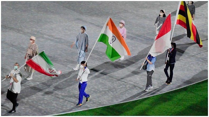 સમાપન સમારોહમાં ભારતીય કુસ્તીબાજ બજરંગ પુનિયાએ  ભારતનો તિરંગો પકડ્યો હતો. ટોક્યો ઓલિમ્પિક્સ ભારત માટે ઐતિહાસિક રહી. બજરંગ પુનિયાએ બ્રોન્ઝ મેડલ પણ જીત્યો હતો.