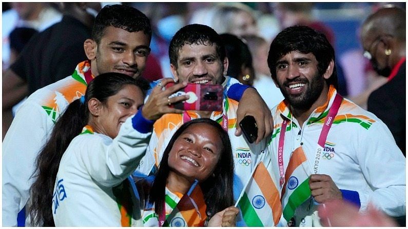 ટોક્યો ઓલિમ્પિક સમાપન સમારોહ દરમિયાન ભારતીય ટુકડી. રવિ દહિયા અને બજરંગ પુનિયા સાથે સેલ્ફી લેતા ભારતીય રમતવીરો. ભારત ચોક્કસપણે સાત મેડલ સાથે શ્રેષ્ઠ પ્રદર્શન કરીને ઉજ્જવળ ભવિષ્ય તરફ જોઈ શકે છે.