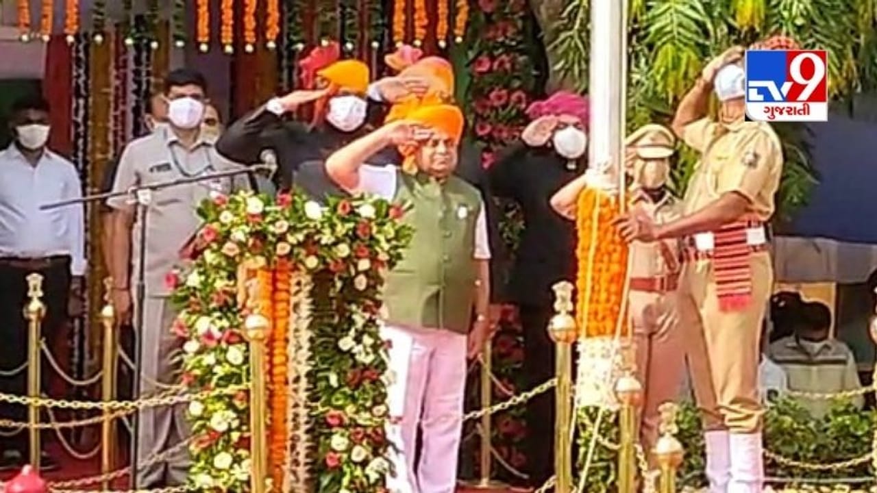 PANCHAMHAL : 75માં સ્વતંત્રતા પર્વની ઉજવણી, ગોધરામાં નાયબ મુખ્યપ્રધાનના હસ્તે ધ્વજ ફરકાવવામાં આવ્યો PANCHAMHAL : 75માં સ્વતંત્રતા પર્વની ઉજવણી, ગોધરામાં નાયબ મુખ્યપ્રધાનના હસ્તે ધ્વજ ફરકાવવામાં આવ્યો