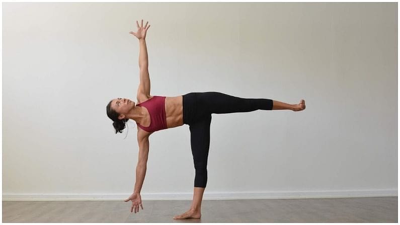 અર્ધ ચંદ્રસન : અર્ધ ચંદ્રસન પગની ઘૂંટણ, પગ, પેટ, નિતંબ અને કરોડરજ્જુને મજબૂત બનાવે છે. તે છાતી અને ખભા માટે પણ યોગ્ય છે. તે પાચન, સંતુલન અને સંકલનમાં સુધારો કરે છે અને તણાવ ઘટાડે છે.