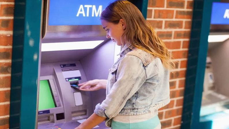 આજથી ATM દ્વારા પૈસા ઉપાડવું મોંઘુ થયું, જાણો કેટલા ચૂકવવા પડશે ચાર્જીસ