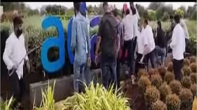 Mumbai : આંતરરાષ્ટ્રીય એરપોર્ટ પર શિવસેનાના કાર્યકરોએ તોડફોડ કરી