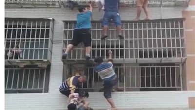 આગ લાગેલી ઇમારતમાં ફસાયેલી હતી 2 બાળકીઓ, 6 લોકોએ હીરો બનીને બચાવ્યો જીવ