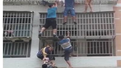 આગ લાગેલી ઇમારતમાં ફસાયેલી હતી 2 બાળકીઓ, 6 લોકોએ 'હીરો' બનીને બચાવ્યો જીવ