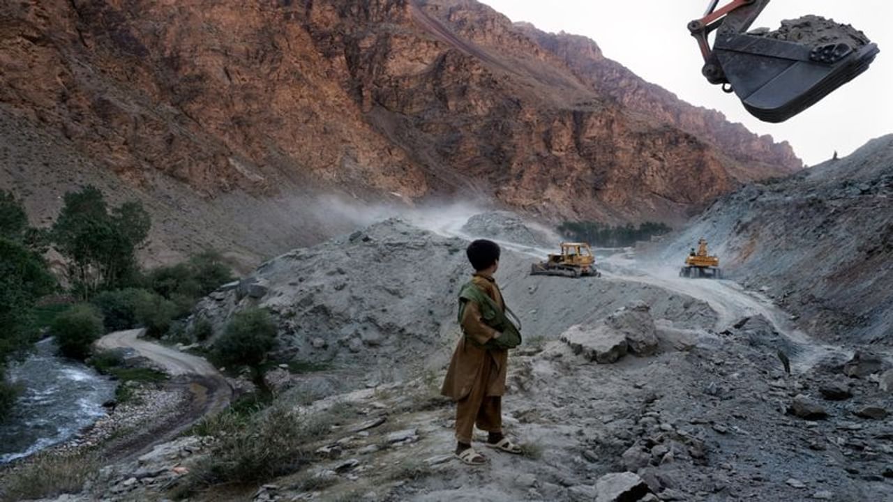તાલિબાનો(Taliban)એ સત્તા ઉપર કબ્જો  કર્યો ત્યારથી અફઘાનિસ્તાન(Afghanistan)માં રહેલી અખુંટ કુદરતી સંપત્તિ માટે ચિંતા સર્જાઈ છે. મીડિયા અહેવાલો કહી રહ્યા છે કે ઘણા દેશો અફઘાનિસ્તાનમાં હાજર આ ખનીજ(Mineral) પર નજર રાખી રહ્યા છે. હકીકતમાં અફઘાનિસ્તાનમાં 1400 થી વધુ ખનિજ ક્ષેત્રો (Mineral Field)  છે જેમાં કોલસો, તાંબુ, સોનું, લોખંડ, કુદરતી ગેસ, પેટ્રોલિયમ, કિંમતી પત્થરો, મીઠાના ઘણા ભંડાર છે. અફઘાનિસ્તાન કુદરતી સંપત્તિ મામલે દક્ષિણ એશિયા(South Asia)નો સૌથી ધનિક દેશ છે