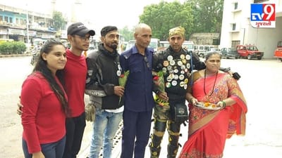 આર્મી જવાનો સાથે રક્ષાબંધન ઉજવવાના સંકલ્પ સાથે નીકળેલા યુવાનોનું અમદાવાદમાં પરિજનોએ સ્વાગત કર્યું