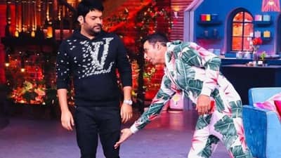 OMG: અક્ષય કુમારે કપિલ શર્માના કર્યા ચરણ સ્પર્શ, જાણો શા માટે અભિનેતાએ લીધા આશીર્વાદ