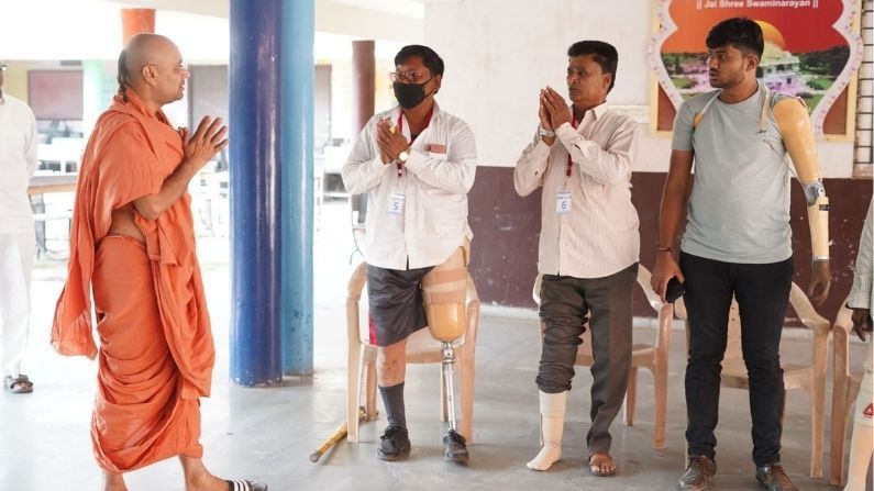ANAND : સ્વામિનારાયણ ગોકુલધામ-નાર સંસ્થા દ્વારા 500 દિવ્યાંગોને નિઃશુલ્ક કૃત્રિમ હાથ-પગ આપવાનું ભગીરથ કાર્ય