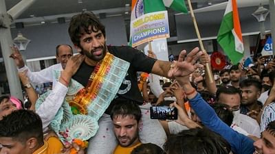 બ્રોન્ઝ મેડલ જીતનાર બજરંગ પુનિયા (Bajrang Poonia) પણ ભીડથી ઘેરાયેલો હતો. લોકોએ તેમને પોતાના ખભા પર ઉંચકીને લઈ આવ્યા હતા. બજરંગની સાથે તેના પિતા અને કોચ પણ હતા. ભીડને કારણે ત્રણેયને કાર સુધી પહોંચવામાં થોડી મુશ્કેલી પણ પડી હતી. બજરંગ તેના કોચ અને પિતા સાથે કારમાં નીકળ્યો હતો.