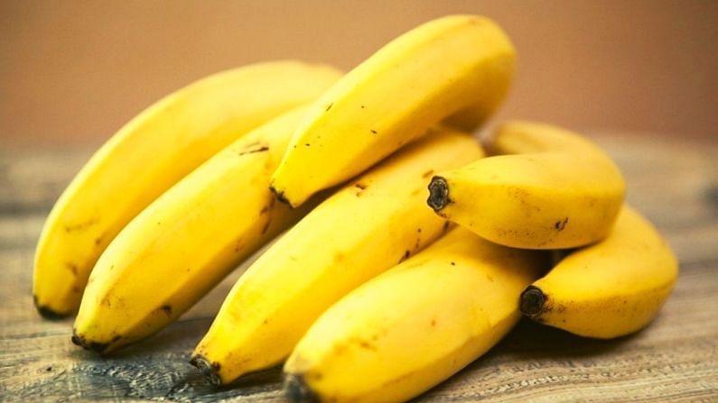 કેળાને સુપરફૂડ માનવામાં આવે છે. તે પેટ માટે ખૂબ જ સારા માનવામાં આવે છે અને કબજિયાત તેમજ પેટમાં ટોર્શનની સમસ્યાને અટકાવે છે. પરંતુ સવારે નાસ્તામાં કેળા ખાવા યોગ્ય નથી. ખાલી પેટ કેળા ખાવાથી શરીરમાં મેગ્નેશિયમ અને પોટેશિયમની માત્રામાં અસંતુલન વધે છે. આ સિવાય આ ફળ એસિડિક પણ છે. આ કિસ્સામાં, પાચન તંત્રને અસર થઈ શકે છે.