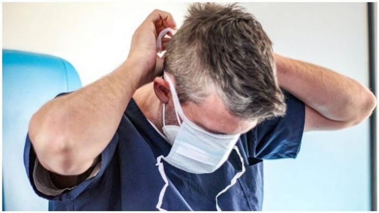 Corona: શું આંખો દ્વારા પણ શરીરમાં પ્રવેશ કરે છે કોરોના? જો હા, તો શું છે તેના લક્ષણો?