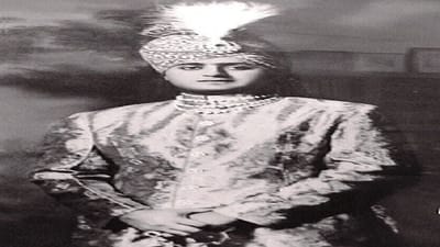 જૂનાગઢના નવાબ મહોબત ખાન કૂતરા પાળવાના શોખીન હતા,તેમણે 800 જેટલા કૂતરા રાખ્યા હતા. એટલું જ નહીં આ તમામ કુતરાઓ માટે અલગ રૂમ, નોકરની વ્યવસ્થા રાખવામાં આવી હતી. જો કોઈ કૂતરાનું મુત્યુ થાય તો તેને તમામ ધાર્મિક વિધિઓ સાથે કબ્રસ્તાનમાં દફનાવવામાં આવતા.ઉપરાંત તેની અંતિમયાત્રામાં શોક સંગીત પણ વગાડવામાં આવતુ.