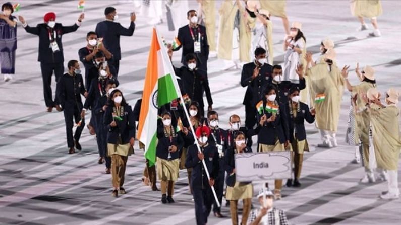 લગભગ બે સપ્તાહ સુધી ટોક્યો ઓલિમ્પિક-2020 (Tokyo Olympics 2020)માં ભાગ લીધા બાદ ભારતીય એથલેટ સમૂહ સોમવારે સ્વદેશ પરત ફર્યો છે. ભારતીય ખેલાડીઓનું ઉષ્માભર્યું સ્વાગત કરવામાં આવ્યું હતુ. ભારતે આ ઓલિમ્પિકમાં સાત મેડલ જીત્યા છે, જે ઓલિમ્પિક રમતોમાં ભારતનું શ્રેષ્ઠ પ્રદર્શન છે. આ પહેલા ભારતે 2012 લંડન ઓલિમ્પિકમાં 6 મેડલ જીત્યા હતા. ભારતીય ખેલાડીઓ દિલ્હીના ઈન્દિરા ગાંધી એરપોર્ટની બહાર આવતા જ લોકોની ભીડથી ઘેરાયેલા હતા. લોકો ઉમંગ સાથે તિરંગા લઈને આવેલા ખેલાડીઓને આવકારી રહ્યા હતા. ટોકિયોથી પરત આવેલા ભારતીય ખેલાડીઓની તસવીરો જુઓ.