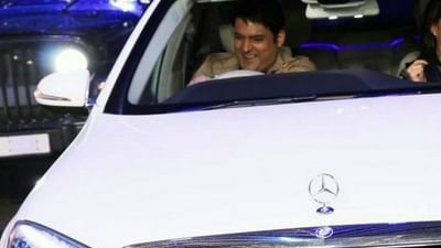 ટીવીના સૌથી પ્રખ્યાત હાસ્ય કલાકાર કપિલ શર્મા (Kapil Sharma) પાસે આજે કારની લાંબી લાઈનો છે. જ્યાં તેમની પાસે મર્સિડીઝ બેન્ઝ S-350 લિમિટેડ એડિશન છે, તેની પાસે રેન્જ રોવર ઇવોક પણ છે. આ સિવાય હાસ્ય કલાકાર પાસે ઘણી મોટી ગાડીઓ છે.