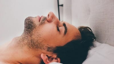 ના હોય! શું રાત્રે કપડાં વગર સૂવું ખરેખર સ્વાસ્થ્ય માટે ફાયદાકારક હોય છે? જાણો સત્ય