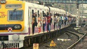 મુંબઈ લોકલ ટ્રેનમાં મુસાફરી કરવા માટે ક્યુઆર પાસ રહેશે જરૂરી, જાણો ક્યાંથી અને કેવી રીતે મળશે આ પાસ