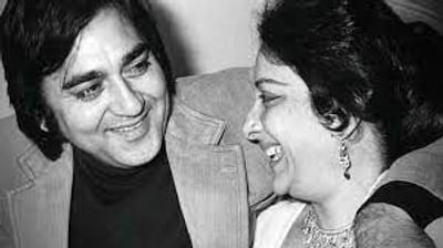 હિન્દી સિનેમા જગતની પ્રખ્યાત અભિનેત્રી નરગીસ તેના સમયની શ્રેષ્ઠ અભિનેત્રીઓમાંની એક હતી. નરગીસ મુસ્લિમ પરિવારની હતી, પરંતુ જ્યારે તે પીઢ અભિનેતા સુનીલ દત્ત સાથે પ્રેમમાં પડી ત્યારે નરગીસે હિન્દુ ધર્મનો અંગીકાર કર્યો. હિન્દુ ધર્મ અપનાવ્યા બાદ નરગીસે તેનું નામ બદલીને નિર્મલા દત્ત રાખ્યું.