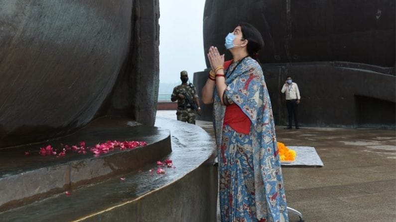 NARMADA : કેન્દ્રીય પ્રધાન સ્મૃતિ ઈરાનીએ સ્ટેચ્યુ ઓફ યુનિટીની મુલાકાત લીધી,  સરદાર સાહેબની પ્રતિમાને ભાવાંજલી અર્પી