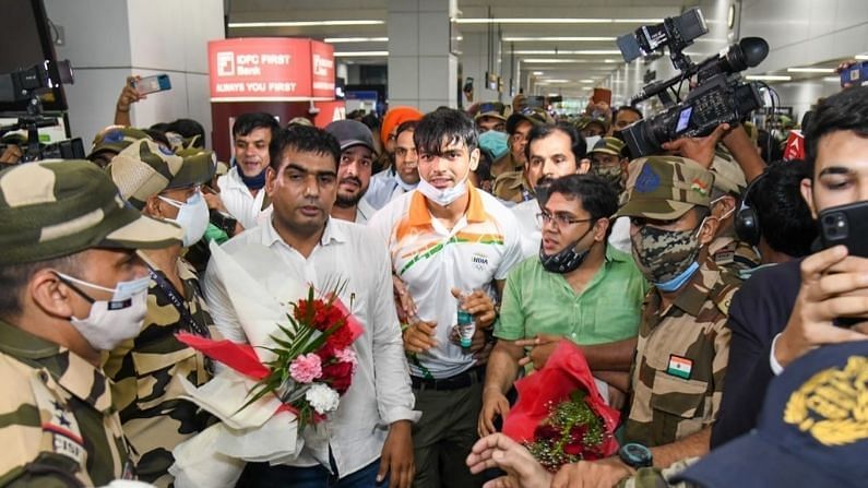 ભારતે ટોક્યો ઓલિમ્પિક (Tokyo Olympics 2020) માં ગોલ્ડ મેડલ જીત્યો હતો. ભાલા ફેંક રમતવીર નિરજ ચોપરા (Neeraj Chopra)એ આ ગોલ્ડ મેડલ જીત્યો હતો. નિરજ એથ્લેટિક્સમાં ભારતને પ્રથમ ઓલિમ્પિક મેડલ અપાવનાર ખેલાડી છે. જ્યારે તે દિલ્હી એરપોર્ટની બહાર આવ્યો, ત્યારે લોકો તેના સ્વાગત માટે એકઠા થયા હતા. તે ભીડમાંથી કાર સુધી પહોંચ્યો હતો. લોકો નિરજને જોવા માટે આતુર થઈ રહ્યા હતા અને તેની પાસે ભારે ભીડ એકઠી થઈ ગઈ હતી.