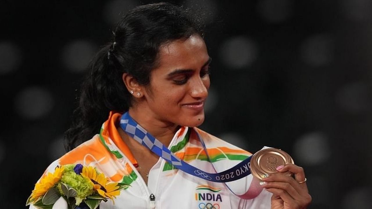 પીવી સિંધૂ (PV Sindhu)એ કરી દેખાડ્યૂ છે, જે કોઈ ભારતીય મહિલા ખેલાડી નથી કરી શકી. ભારતની દિગ્ગજ શટલરે ટોક્યો ઓલિમ્પિક 2020 (Tokyo Olympics 2020)માં મહિલા સિંગલ્સનો બ્રોન્ઝ મેડલ જીતીને ઈતિહાસ રચી દીધો છે. સિંધુએ ના ફક્ત ટોક્યો ઓલિમ્પિકમાં ભારતને બીજો મેડલ અપાવ્યો છે, પરંતુ ઓલિમ્પિકમાં બે મેડલ જીતનારી ભારતની પ્રથમ મહિલા એથલેટ બની છે. (Photo: PTI)