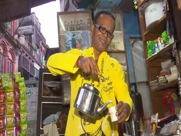 West Bengal : કોલકાતાના આ ચા વેચનારનો વિડીયો સોશિયલ મીડિયા પર વાયરલ, કિશોર કુમારના ગીતો ગાઈને લોકોને આપે છે ચા, જુઓ VIDEO