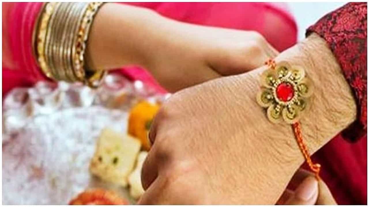 OMG : આ ગામમાં ભાઈઓએ 300 વર્ષથી બહેનો પાસે રાખડી બંધાવી નથી, જાણો શું છે કારણ