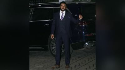 બોલીવૂડ અભિનેતા રણવીર સિંહ (Ranveer Singh) હાલમાં પોતાની આગામી ફિલ્મોની તૈયારીઓમાં વ્યસ્ત છે. તેવામાં આજે એક્ટરને મુંબઇના કલિના એરપોર્ટ પર સ્પોટ કરવામાં આવ્યા હતા.