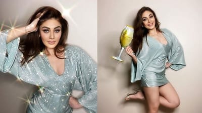 કાંટા લગા ગર્લ શેફાલી જરીવાલા એવા સ્ટાર્સમાં સામેલ છે કે જેમને રાતો રાત સફળતા મળી ગઇ. બિગ બોસના ઘરની બહાર આવતા જ તે ફરીથી સમાચારોમાં છવાયેલી છે. આવો જોઇએ એક્ટ્રેસની નવી તસવીરો જે સોશિયલ મીડિયામાં વાયરલ થઇ રહી છે.