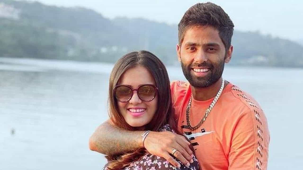 IND vs ENG: બે મહિને પત્નીને રુબરુ જોતા જ ખુશીથી નાચી ઉઠ્યો સૂર્યકુમાર યાદવ, લંડનના રસ્તા પર જ નાચવા લાગ્યો, જુઓ વીડિયો