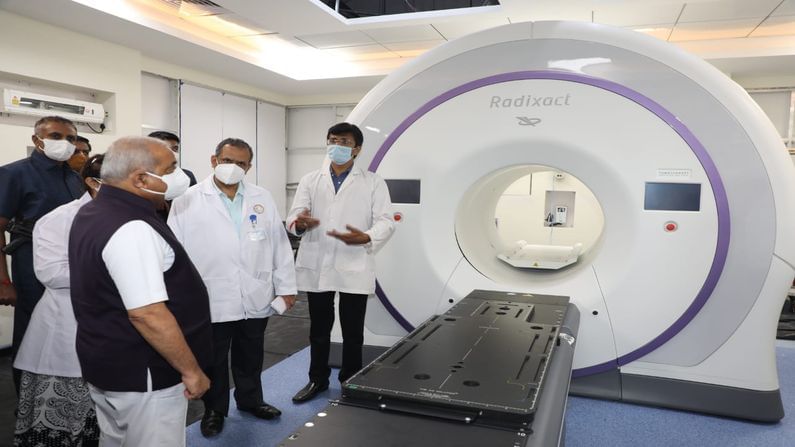 AHMEDABAD : કેન્સરની સારવાર માટેનું આધુનિક મશીન દેશમાં સૌપ્રથમ ગુજરાતમાં, 75 કરોડના ખર્ચે લવાયા 5 આધુનિક મશીનો